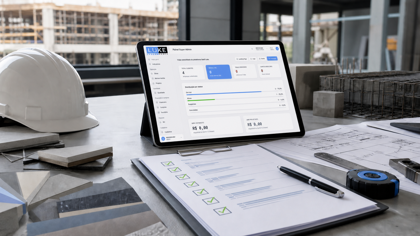 Mesa de controle de qualidade com tablet exibindo o painel Luke Engenharia